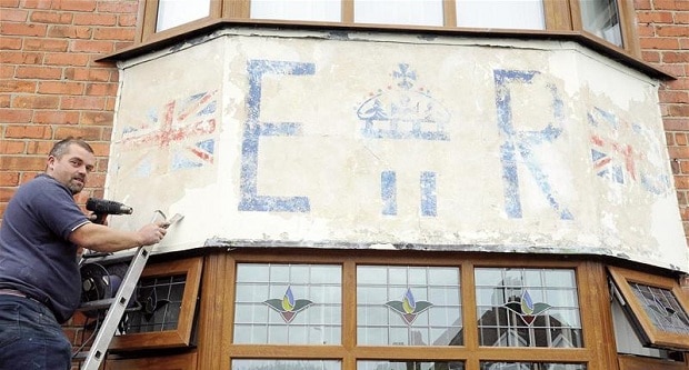 Queen Elizabeth 2nd mural above windows at front of house