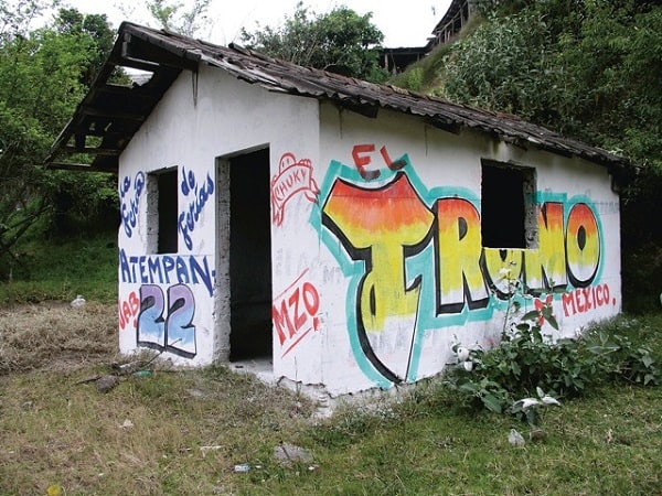 Painting building advertising Trono music group in Mexico
